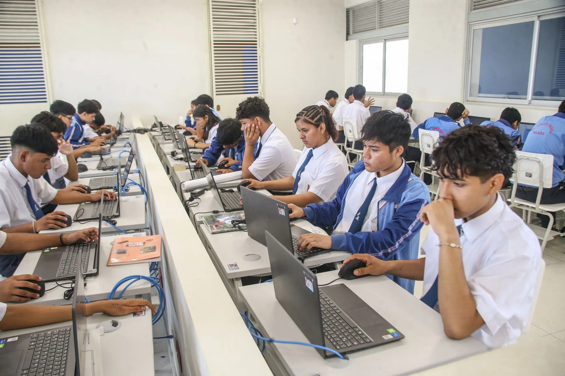 Solo el 37.4% de escuelas públicas primarias en el país cuentan con internet